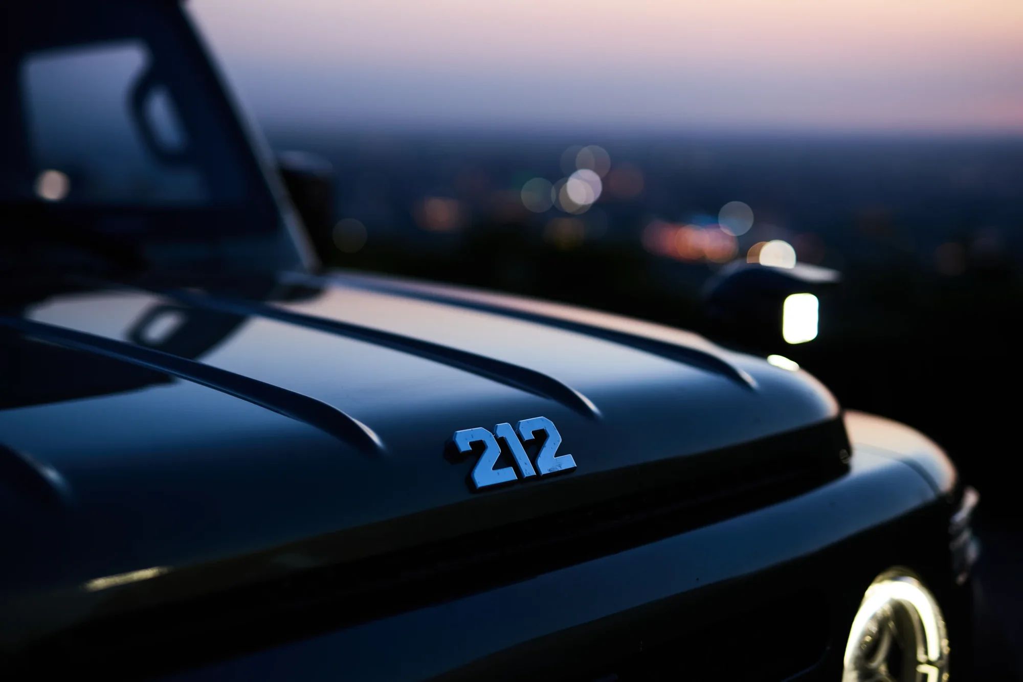 Detalle del emblema 212 en el capó